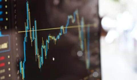 Ibovespa fecha em alta após vitória de Lula; dólar cai a R$ 5,16