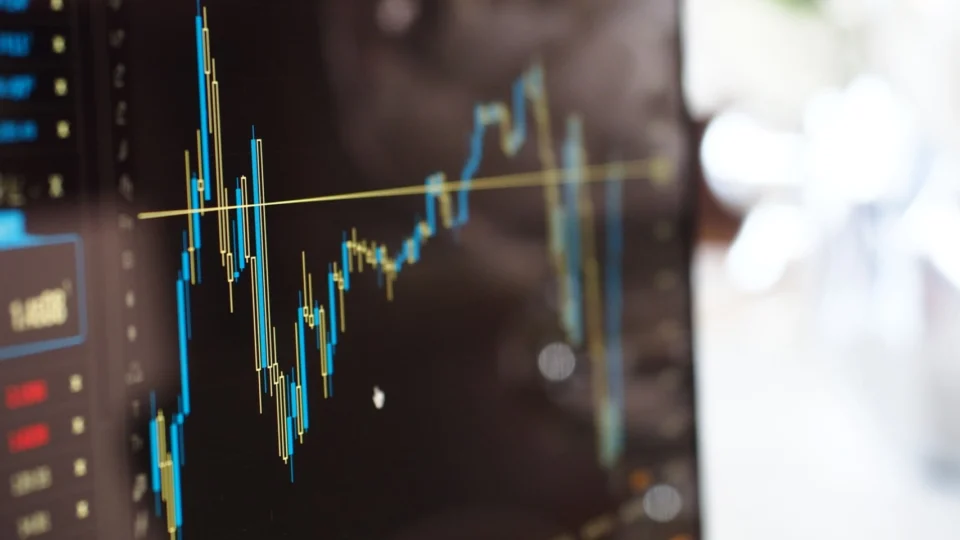 Ibovespa sobe 1,38% com valorização das ações da Petrobras e Vale