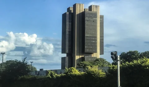 Ata do Copom sinaliza juros mais altos por mais tempo