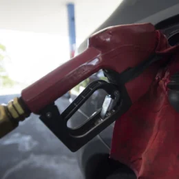 Governo Lula vai renovar por mais 30 dias subsídio ao diesel