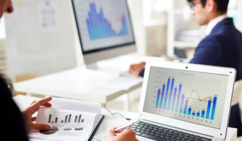 Índices futuros dos EUA e bolsas europeias operam em alta
