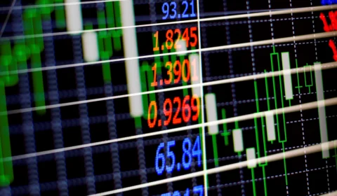 Ibovespa recua pela 3ª vez e dólar sobe na véspera do feriado da Consciência Negra