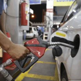 Receita notifica 61 empresas do setor de combustíveis por dívida de R$ 30,6 bi