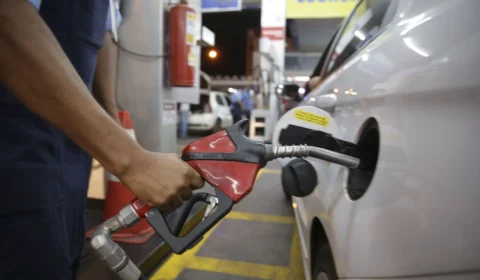 Receita notifica 61 empresas do setor de combustíveis por dívida de R$ 30,6 bi