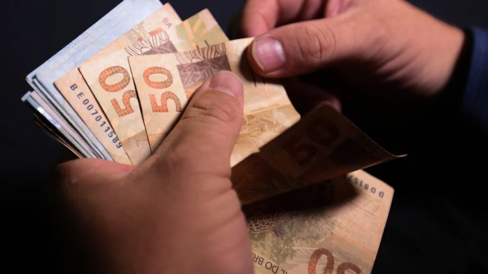Governo Lula vai reajustar o salário mínimo de R$ 1.302 para R$ 1.320 a partir de 1º de maio. Presidente deve fazer o anúncio oficial