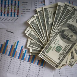 Bolsa dispara 2,96%, e dólar cai com inflação abaixo do esperado