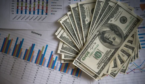 Dólar cai e Bolsa avança após anúncio de acordo de paz entre EUA e Irã