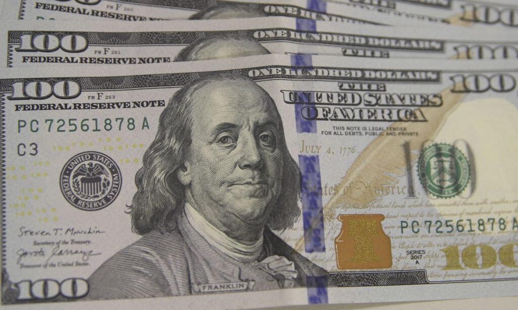 Dólar cai a R$ 5,08 com emprego mais fraco nos EUA e Bolsa recua pelo 2º dia