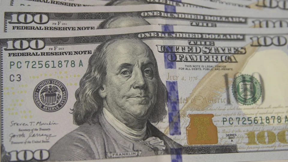 Dólar cai a R$ 5,08 com emprego mais fraco nos EUA e Bolsa recua pelo 2º dia