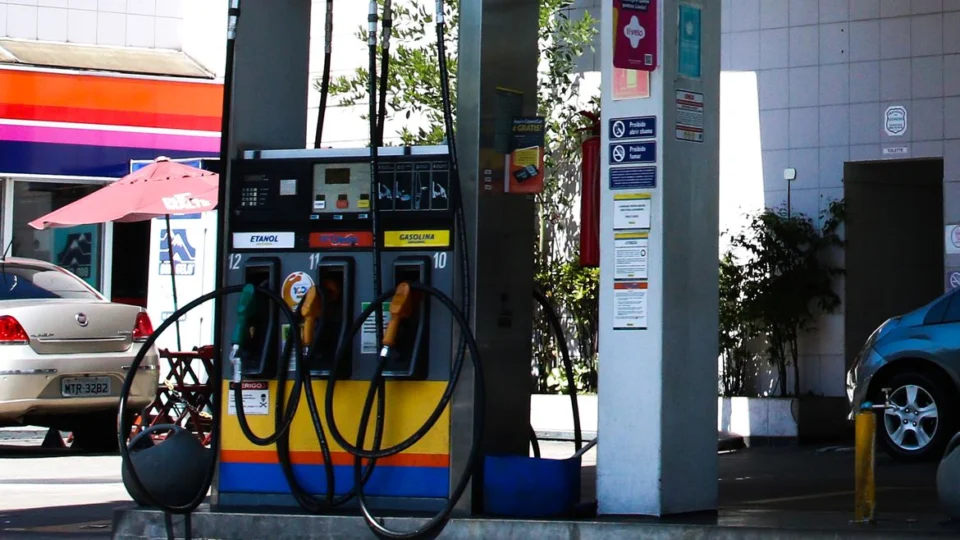Combustíveis seguem em patamares elevados, mesmo com medidas para reduzir preços