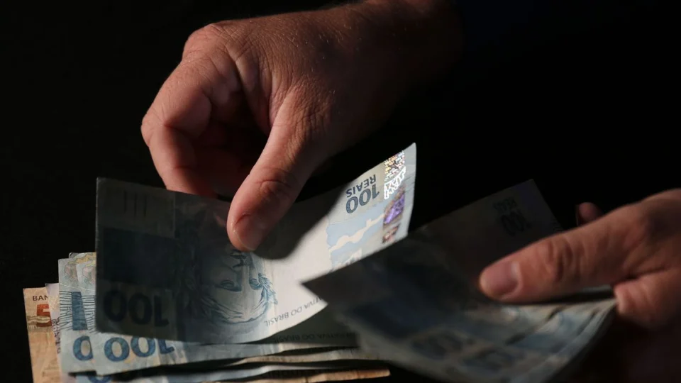 Reajustes salariais tiveram perda para 60% dos trabalhadores em fevereiro, aponta Dieese