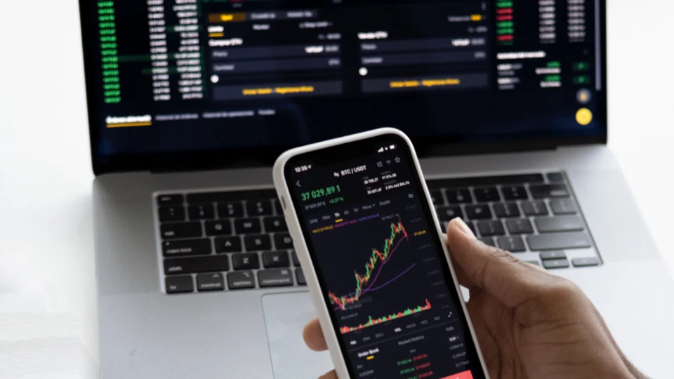 Ibovespa sobe 1,22%, a 108,2 mil pontos, e passa ao positivo no mês