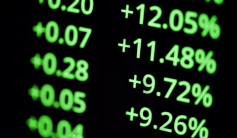 Ibovespa tem leve queda, com ações da Petrobras amenizando perdas