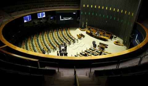 Câmara aprova texto-base do projeto que fixa limite para ICMS sobre combustíveis