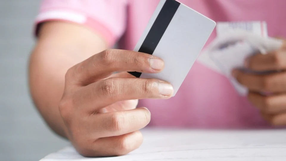 Taxa média de juro cai para 51,2% em julho para pessoas físicas. Por outro lado, juro do rotativo do cartão de crédito dispara para 432% ao ano, o maior nível de 2024