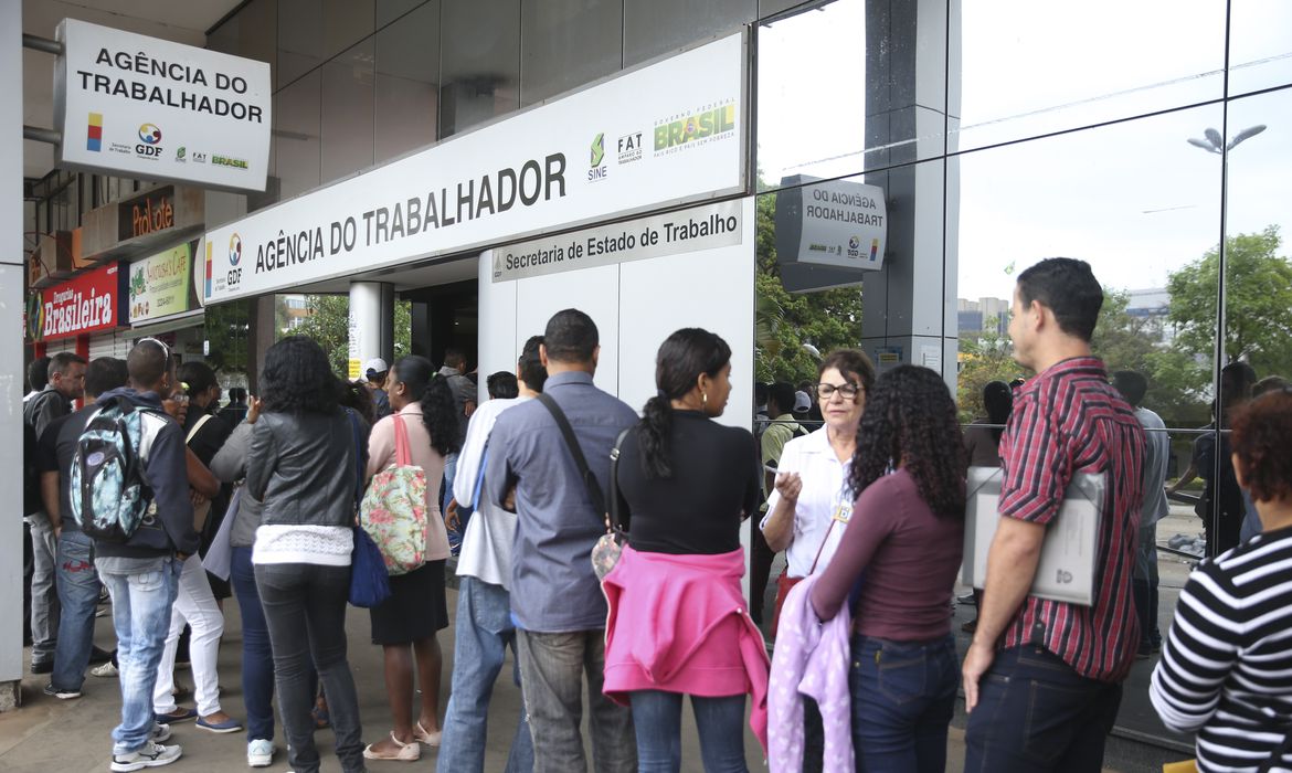 Paulo Guedes, carteira assinada, jovens desempregados, taxa de desemprego
