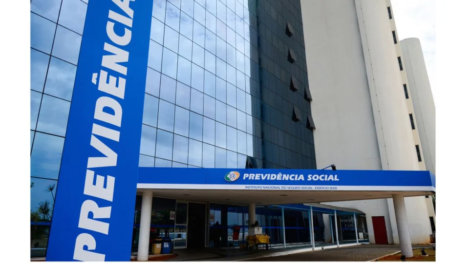 Bancões suspendem concessão de crédito consignado a aposentados e pensionistas do INSS após redução de taxa
