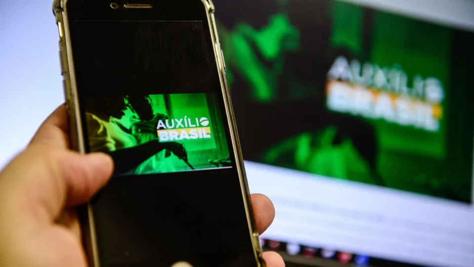 Em mais uma investida eleitoreira, governo deve antecipar calendário de pagamento do Auxílio Brasil