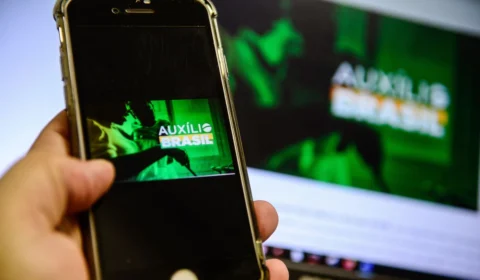 Para tentar alavancar popularidade, Bolsonaro sanciona lei que garante Auxílio Brasil permanente de R$ 400