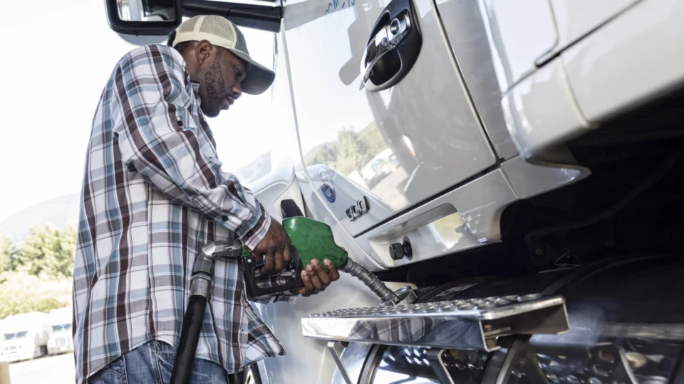 Sob pressão do governo, Petrobras reduz preço do diesel nas refinarias em 3,56%