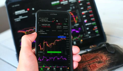 Ibovespa fecha com leve alta, enquanto o dólar recua 0,25%, a R$ 5,15