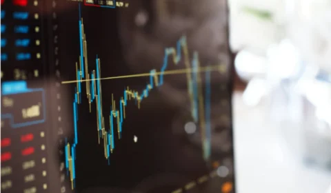 Ibovespa tem 2º pior desempenho entre 78 países em abril, segundo agência de risco