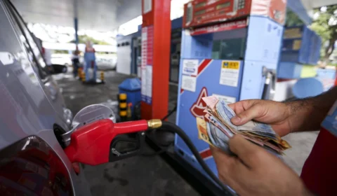 Preço da gasolina mais baixo pode dar alívio à inflação e ajudar objetivos eleitoreiros de Bolsonaro