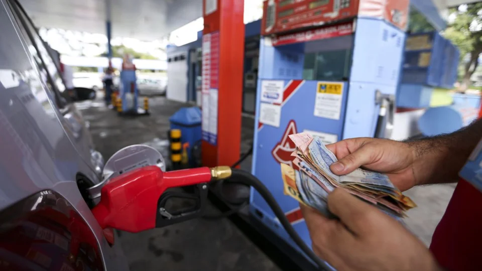 Corte no preço da gasolina reduz inflação, mas efeito da energia ainda domina
