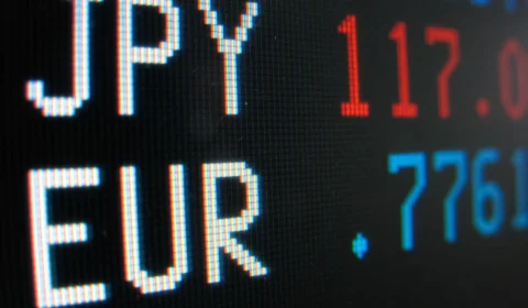 Ibovespa fecha em alta de 0,21% apesar de nova troca no comando da Petrobras