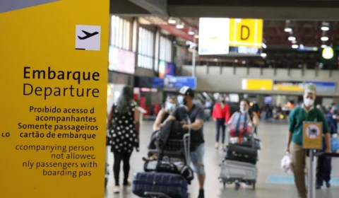 Com alta das passagens aéreas, IPCA-15 de outubro é de 0,21%. Alimentos recuam pelo quinto mês consecutivo
