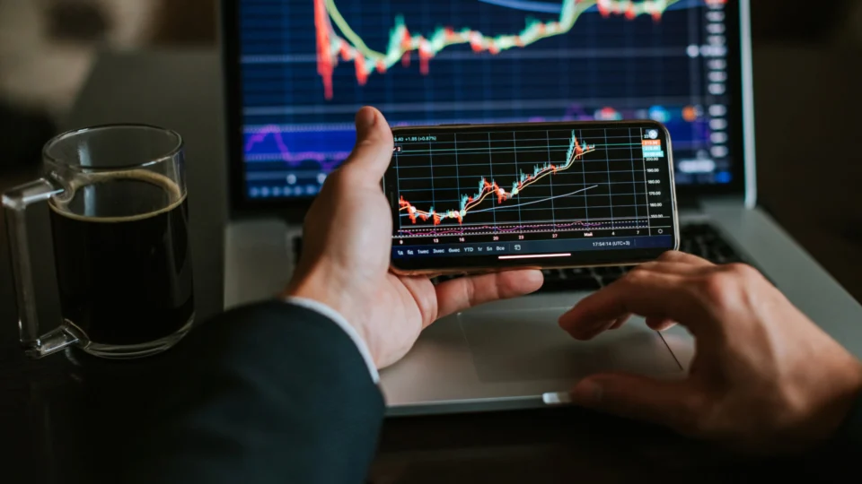 Em novo recorde histórico, Ibovespa fecha aos 131.850 pontos, com alta de 0,59%