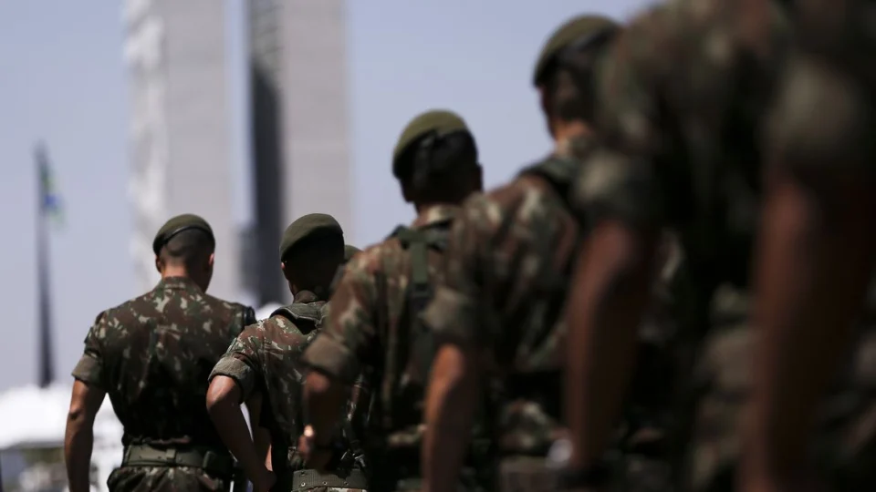 Militares usaram verba da covid ilegalmente. Cerca de R$ 255 mil foram para compra de salgados, sorvetes e refrigerantes