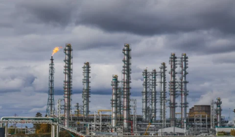 OPEP inverte planos e já cogita provável redução de produção de petróleo, o que pode impactar ainda mais o preço do produto