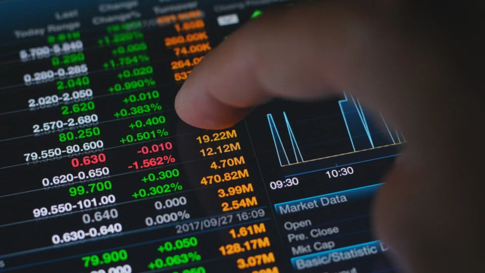 Após anúncio do Fed sobre aumento de juros, índices futuros dos EUA recuam