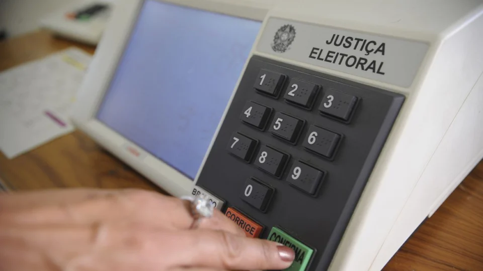 Mesmo com a avalanche de pelo menos 18 iniciativas eleitoreiras e uso da máquina pública por parte de Bolsonaro, Lula é o primeiro colocado nas intenções de votos