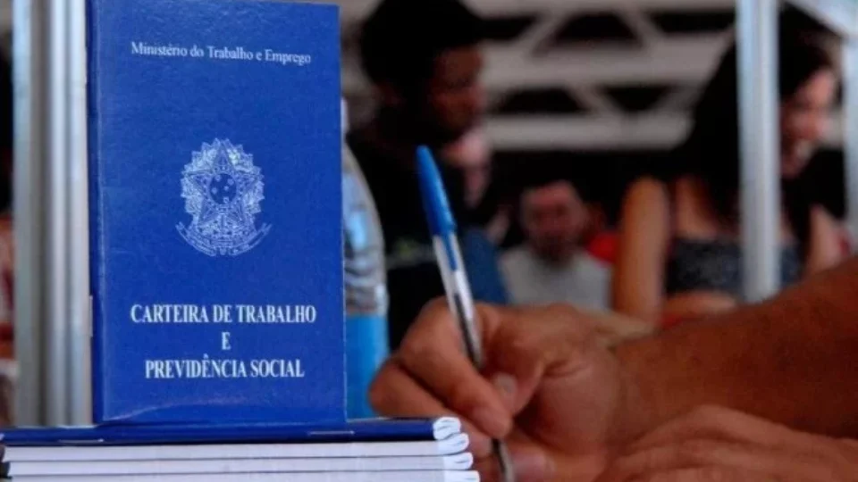 País criou 135,4 mil empregos formais em novembro. Número é pior que o apontado no mesmo período de 2021