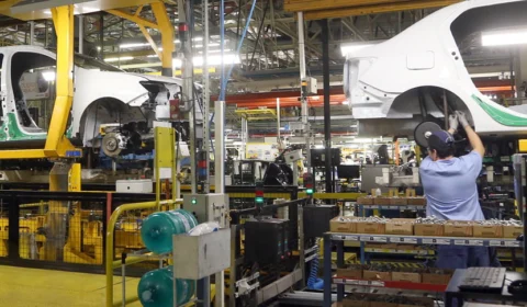 Produção industrial varia -0,2% em fevereiro