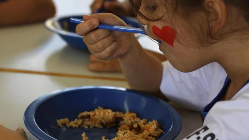 Bolsonaro veta aumento de verbas para a merenda escolar. Valores não são atualizados desde 2017