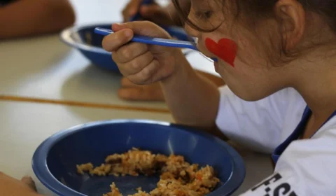 Programa de alimentação escolar repassa só R$ 0,53 por refeição a alunos da pré-escola