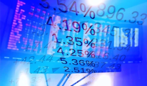 Ibovespa renova recordes e engata 3ª alta seguida; dólar recua a R$ 5,33