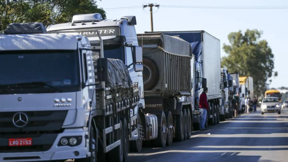 Líderes dos caminhoneiros criticam auxílio de R$ 400: “esmola”, “deboche”