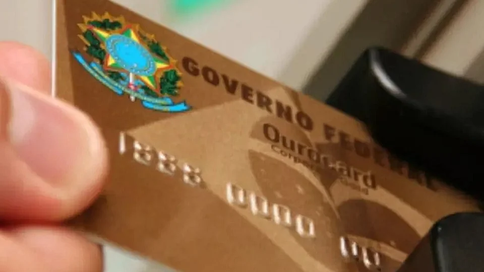 Afinal, como funciona o cartão corporativo? Bolsonaro gastou R$ 4,2 mi em 25 dias
