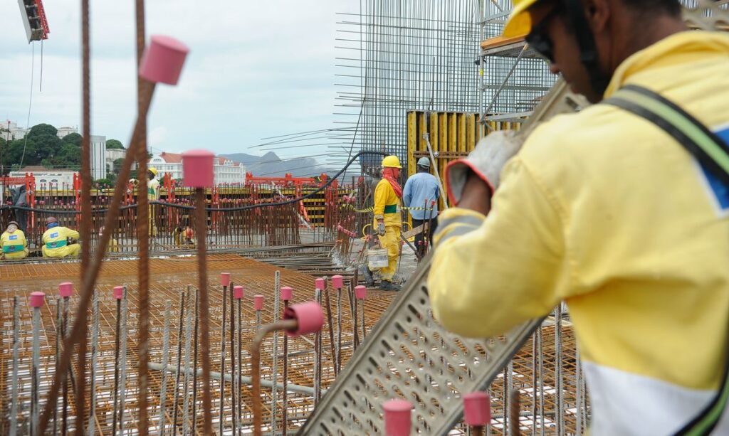 Construção civil sente impacto de guerra no Oriente Médio e vê custos dispararem no Brasil