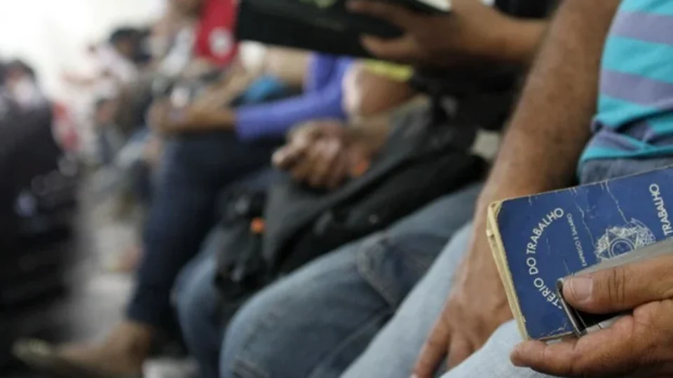 Desemprego mais longo cai 21,7% e é o menor já registrado pelo IBGE