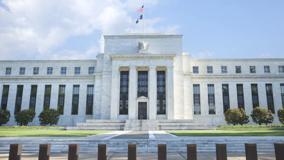 Fed reduz juros nos EUA e indica possível pausa nos cortes