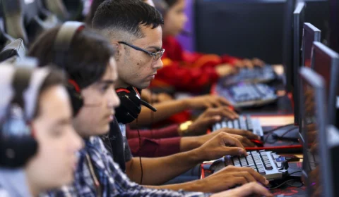 Pesquisa mostra que 55% dos jovens brasileiros deixariam o país, se tivessem a possibilidade