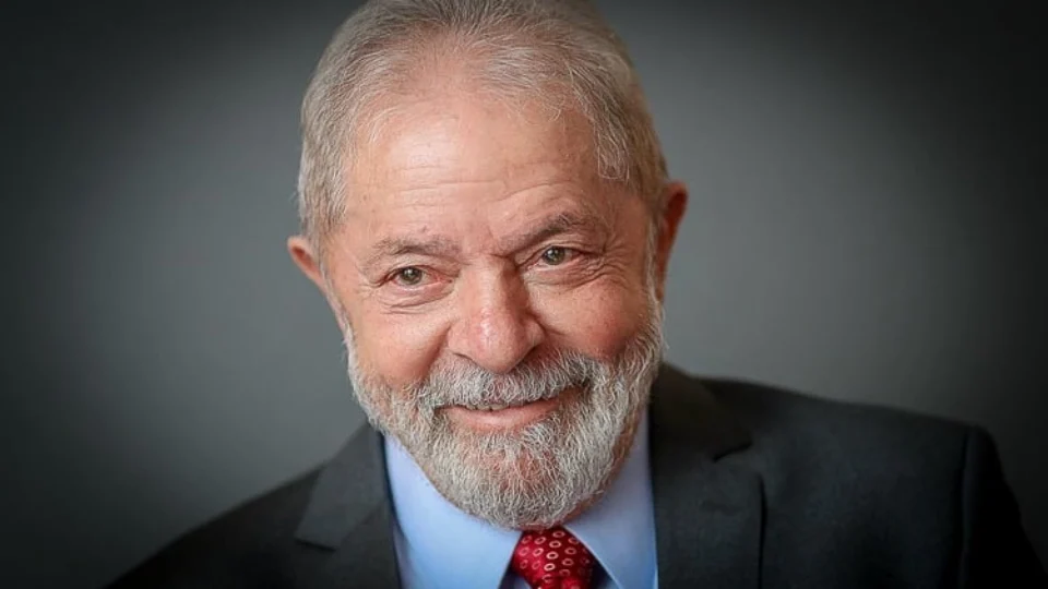 Lula dispara e abre 17 pontos de vantagem sobre Bolsonaro no 2º turno, diz PoderData