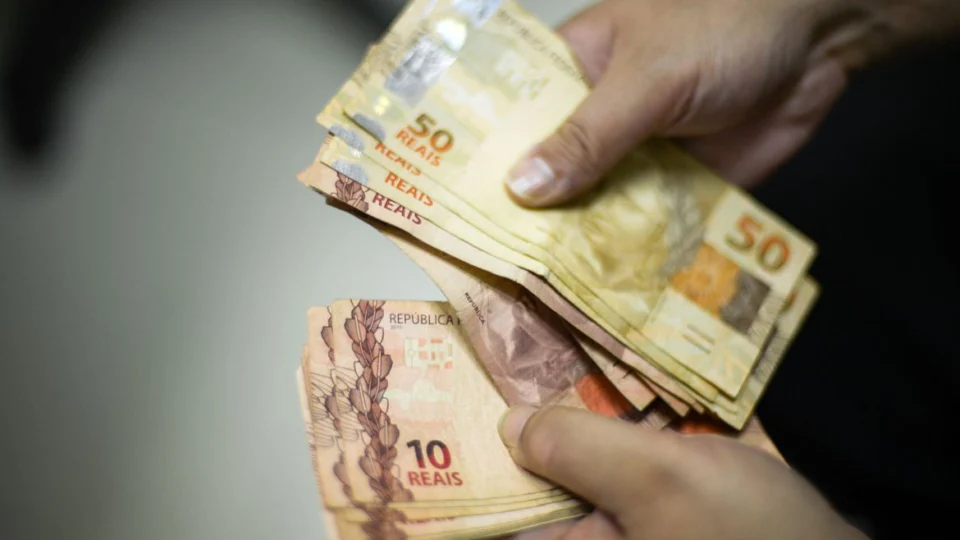 Deixar de valorizar salário mínimo não desacelera inflação e ainda provoca efeito recessivo, afirma economista