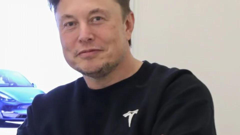 Elon Musk se torna o primeiro trilionário do mundo