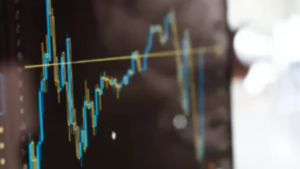Ibovespa tem leve queda com Petrobras; dólar volta a cair após fala de Haddad